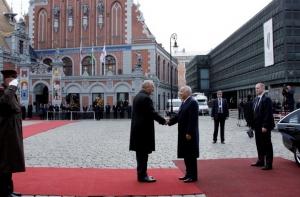 Берзиньш вручил президенту Узбекистана крест «За заслуги» (ФОТО)