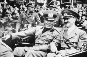 Россиянке не дали перевезти через границу раритетные фото Гитлера и Муссолини