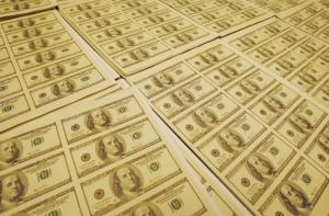 США вводит в обращение новые 100-долларовые купюры