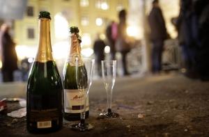 От отравления нелегальным алкоголем умирает все больше человек