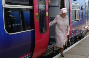 Британскую королеву хотят лишить поезда (ВИДЕО)