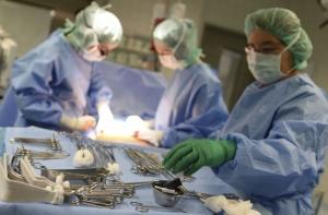 Человеку впервые вживили гортань