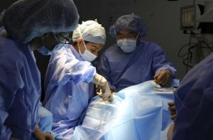 Беременный мальчик родил брата-близнеца