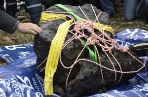 Челябинский метеорит подняли со дна озера (ВИДЕО)