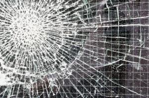 В витрину магазина бросили бутылку с горючей смесью, пострадала продавщица