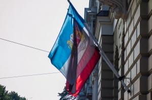 Газета: флаги Латвии на фоне рижских - грязные тряпки
