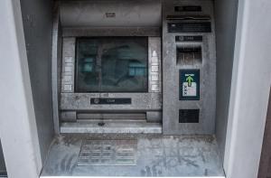 Грабители на автомобиле въехали в магазин и попытались похитить банкомат