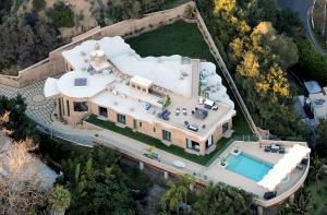 Из-за давления со стороны криминала Рианна покидает свой дом