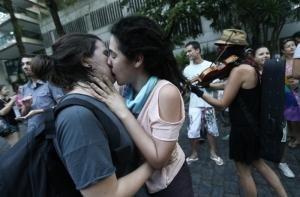 Две девушки арестованы за поцелуй на религиозном собрании