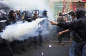 В Риме против манифестантов применили слезоточивый газ (ФОТО)