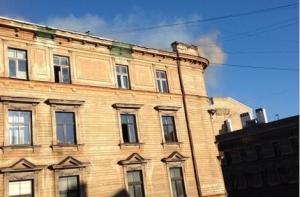 В центре Риги загорелся 6-этажный дом (ВИДЕО)