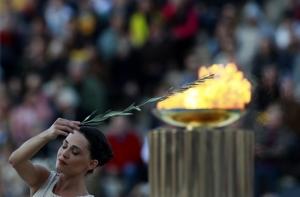 России официально передали олимпийский огонь