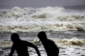 На Индию обрушился ураган, сообщается о первых погибших