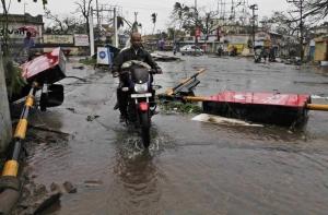 Количество эвакуированных из-за шторма индийцев достигло миллиона