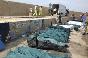 У берегов Италии затонуло судно с 500 беженцами