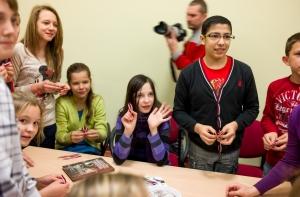 Ежегодно дети 100 тысяч раз жалуются на насилие в семье (АУДИО)