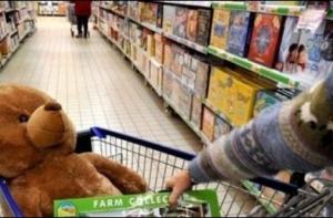 Латвийцы уверены: предприятия используют введение евро для роста цен