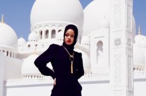 Рианну попросили покинуть мечеть Абу-Даби из-за откровенной фотосессии