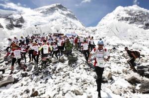 На Эвересте снег заблокировал 86 туристов