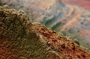 В Ливаны детей засыпало песком, один ребенок погиб