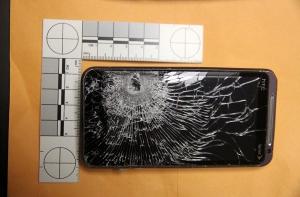 Смартфон спас своего владельца от пули