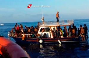 У берегов Сицилии спасли суда с 800 мигрантами на борту