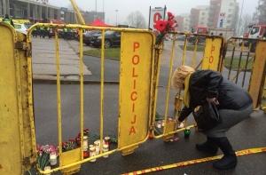К месту трагедии в Риге несут цветы и свечи