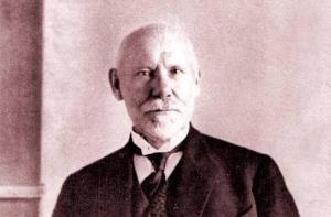 Неизвестные надругались над памятником первого президента Латвии