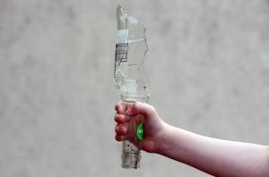 Восьмилетний мальчик попросил полицию разнять пьяных маму и деда