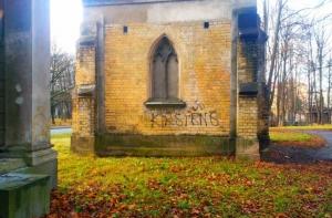 Склепы Большого кладбища разрисовали свастикой и фамилиями политиков (ФОТО)