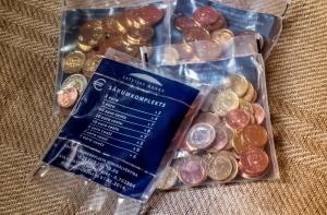 Опрос: латвийцы относятся к введению евро довольно пассивно