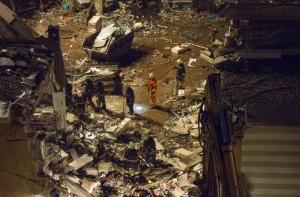 Жильцов дома рядом с Maxima попросили «посветить» спасателям с балконов