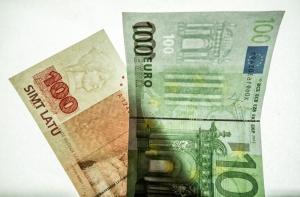 На пике спроса - детекторы подлинности евровалюты