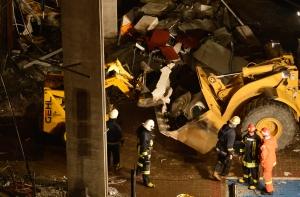 Спасатели выключили технику, чтобы услышать находящихся под завалами людей