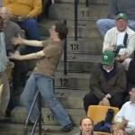 Танец болельщика вызвал фурор на матче НБА (ВИДЕО)