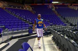 В США установлен мировой рекорд по дальности баскетбольного броска (ВИДЕО)