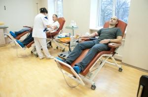 У донорских центров образовались очереди; в Gailezers лимит по приему крови исчерпан