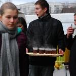 Волонтерам не хватает хлеба и чая