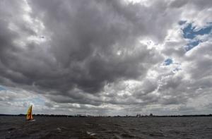 13 человек погибли в результате крушения вертолета в Индонезии