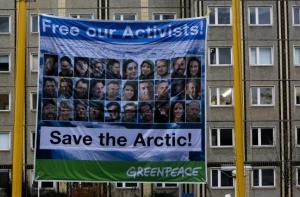 Активисты Greenpeace проплыли мимо Кремля