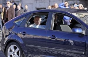 Папа Франциск приехал к президенту Италии на машине Ford Focus