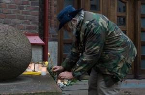 Жители Таллина несут свечи к посольству Латвии