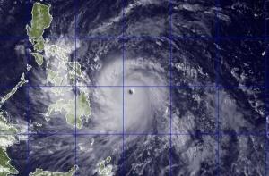 На Филиппины обрушился мощнейший тайфун (ВИДЕО)