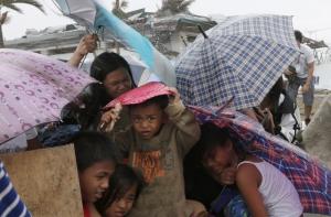 Филиппинцы живут в коробках после тайфуна