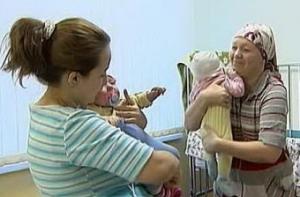 Матери обменялись младенцами, которых перепутали в роддоме (ВИДЕО)