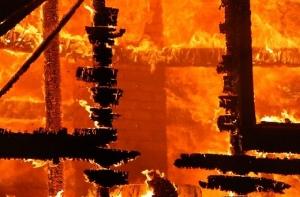 На Югле горит ангар