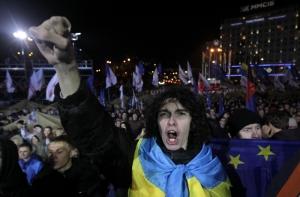 Около 100 человек митингуют у здания правительства Украины