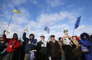 Десятки тысяч человек вышли на улицы Киева