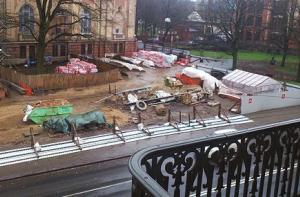 Ветер повалил забор «Re&Re» на стройплощадке вокруг музея (ФОТО)