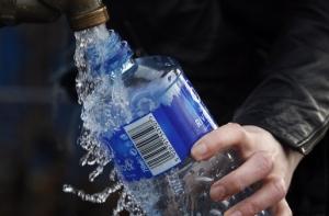 ЧП в центре Риги: прорвало водопровод, 14 домов остались без воды (ДОПОЛНЕНО)